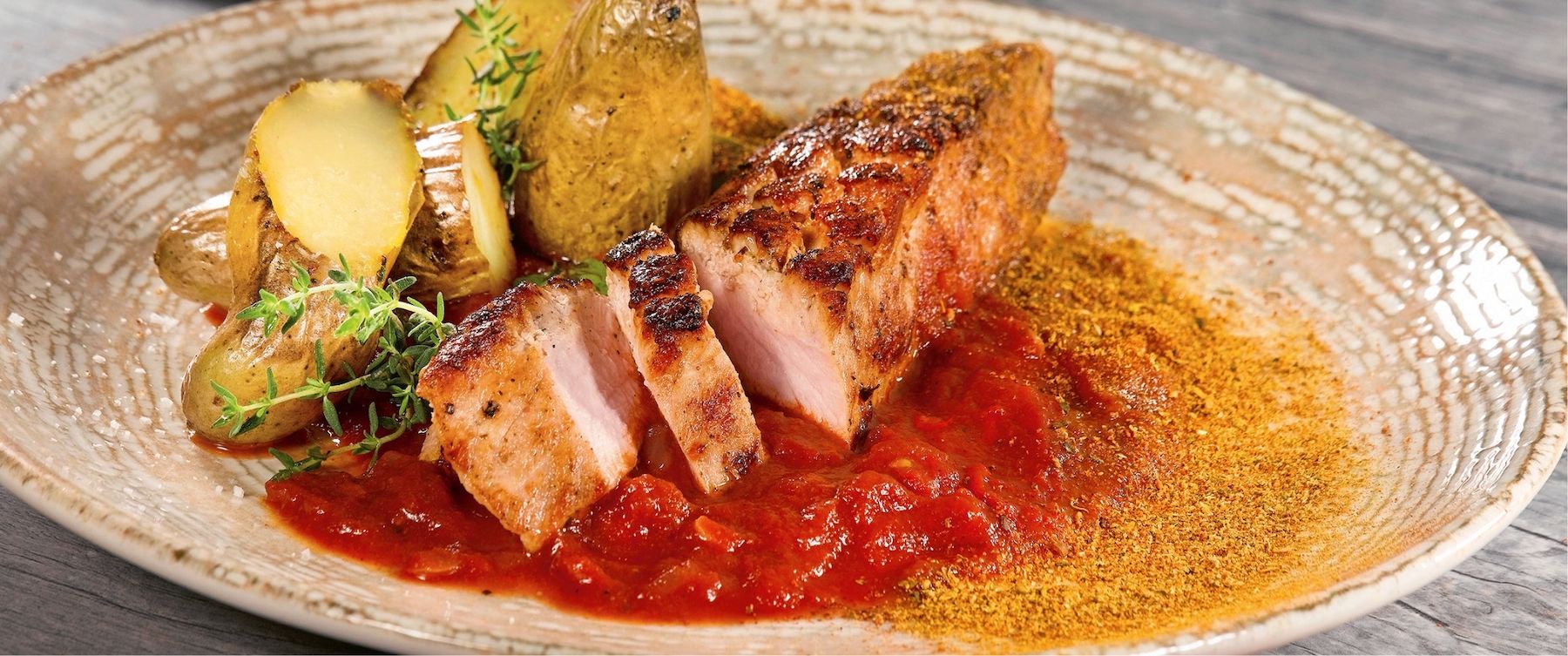 Bild zum Rezept "Currywurst <br> von der Karreerose mit Currysauce und Bratkartofferln"