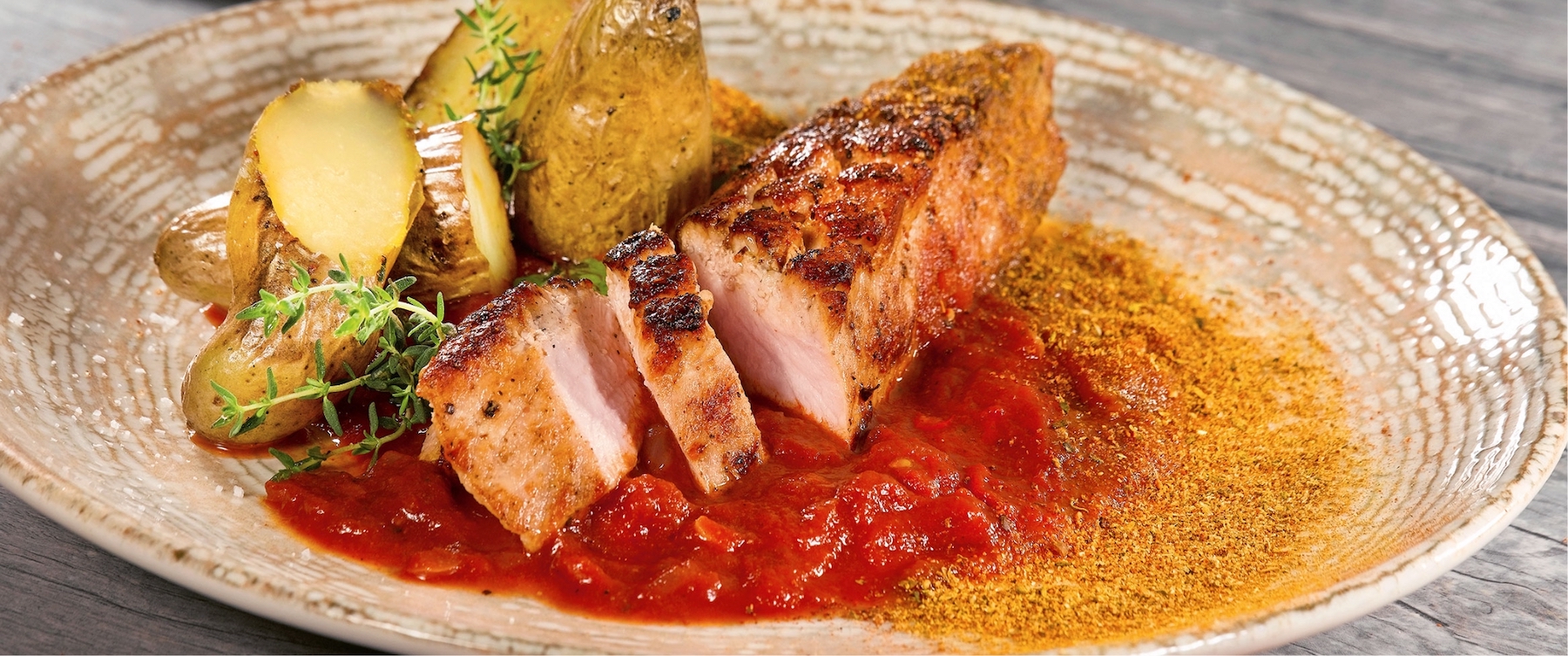 Bild zum Rezept "Currywurst <br> von der Karreerose mit Currysauce und Bratkartofferln"